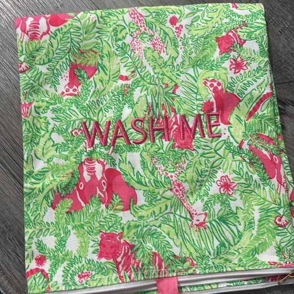 Lilly Pulitzer wash me wear me travel bag - Picture 5 of 6